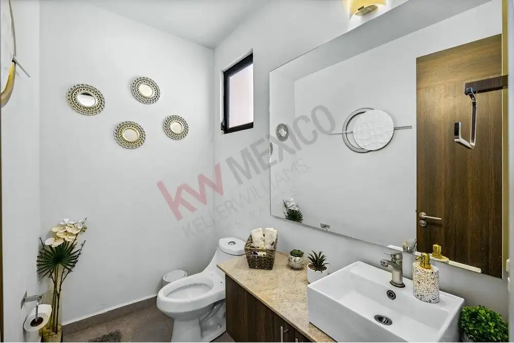 Bright bathroom with modern fixtures and decor in Quinta de Allende property.