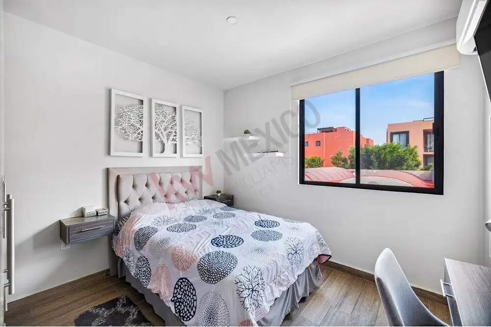 Cozy bedroom with a large window offering natural light and views in Quinta de Allende, San Miguel d.