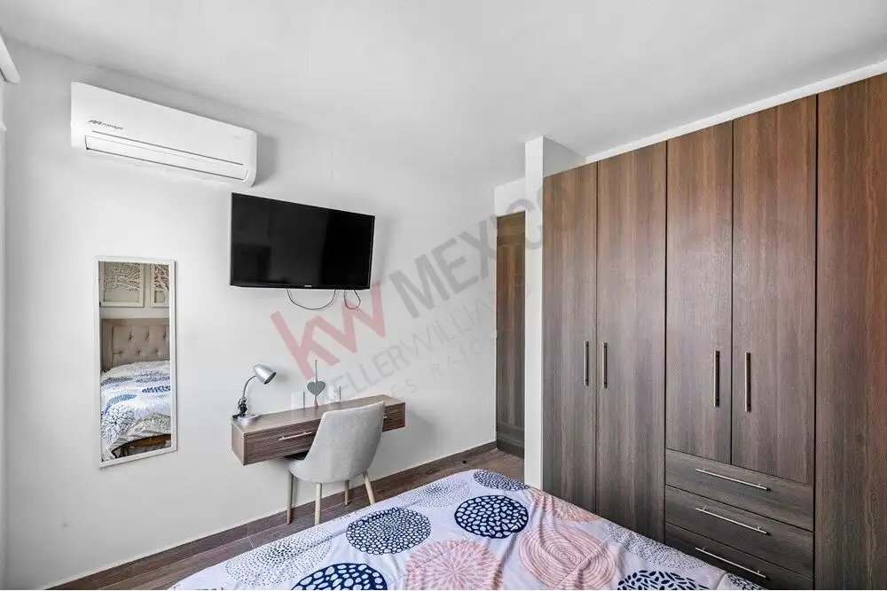 Bright bedroom with modern decor and wardrobe in Quinta de Allende, San Miguel de Allende. Move-in r.