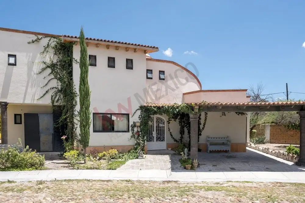 Charming Modern House in San Miguel de Allende Elegant 3-bedroom home in Rancho Los Labradores, San Miguel de Allende, featuring contemporary desig.