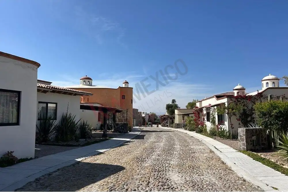 Modern house in Rancho Los Labradores, San Miguel de Allende. Modern house in Rancho Los Labradores, San Miguel de Allende.