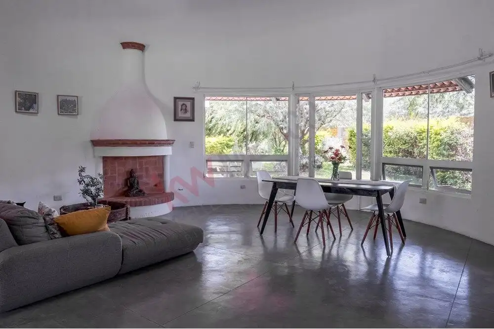 Modern Rancho Los Labradores Living Room Bright living room with large windows in Rancho Los Labradores, San Miguel de Allende.