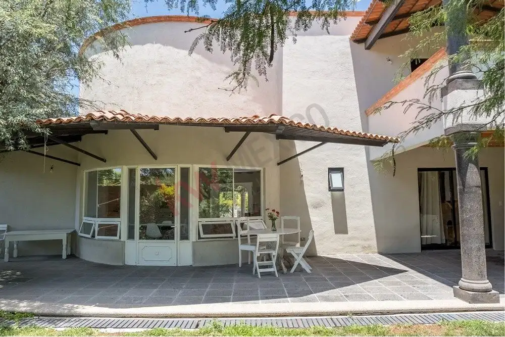 Modern Rancho Los Labradores House Modern house in Rancho Los Labradores, San Miguel de Allende, with a spacious outdoor patio.