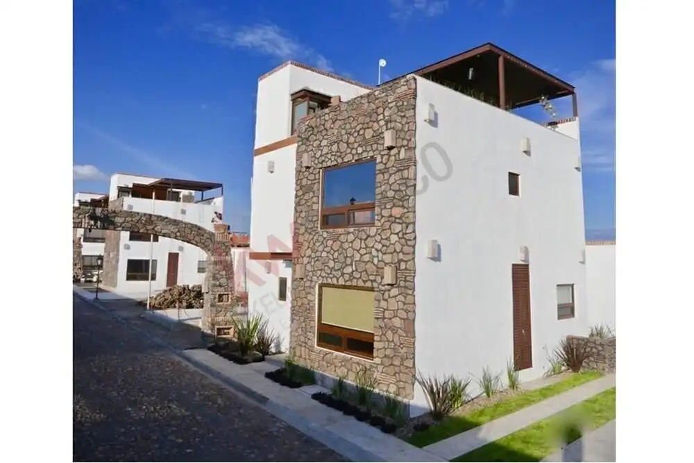 Beautiful 2-bedroom house with rooftop terrace and Jacuzzi in San Miguel de Allende.