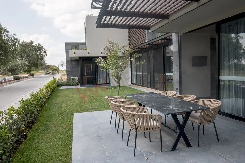 Modern home with outdoor dining area in Ventanas Golf Club, San Miguel de Allende.