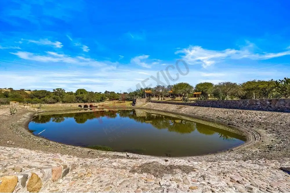 Large country estate with water pond, stables, and guest houses in San Miguel de Allende.
