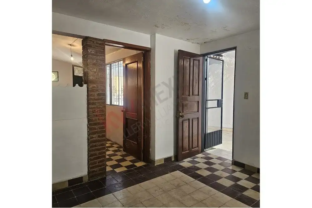 Story Home in San Miguel de Allende Charming 3-bedroom house near Centro with traditional decor and spacious interior. Perfect for comfo.