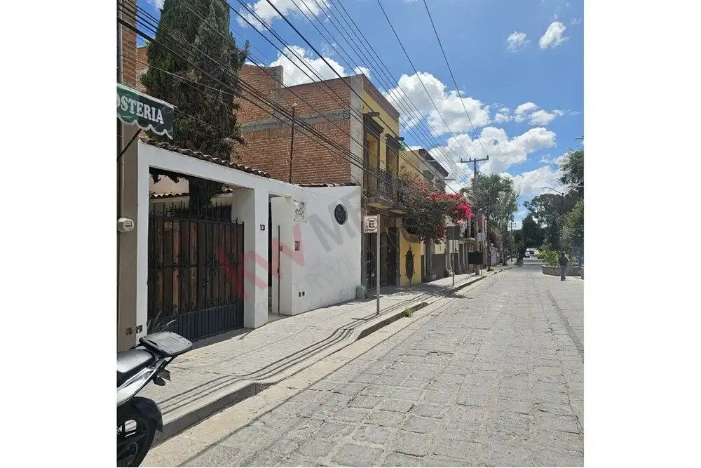 Charming San Miguel de Allende Home Story house near downtown San Miguel de Allende, featuring three bedrooms and a welcoming exterior.