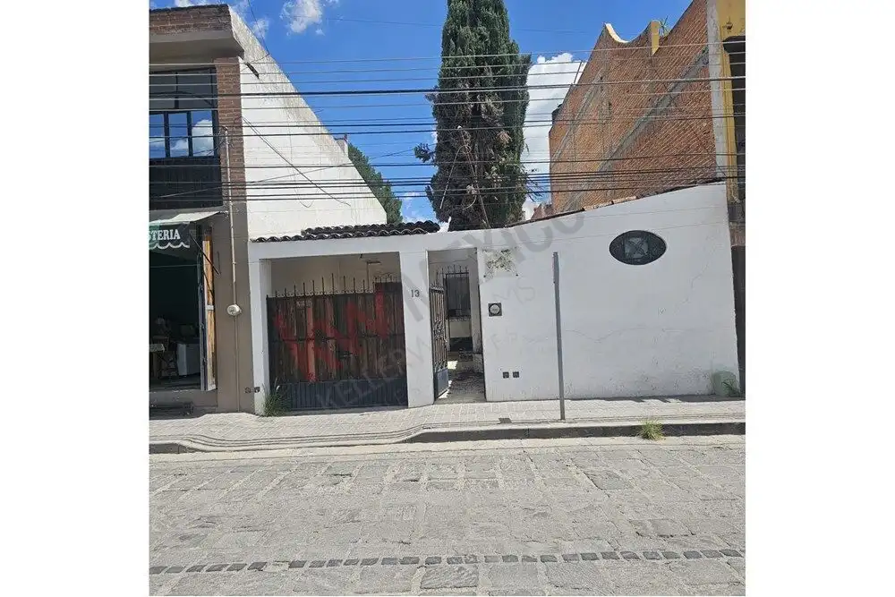 story house near San Miguel de Allende center Single-story house for sale in San Miguel de Allende, close to downtown, with a white facade and sma.
