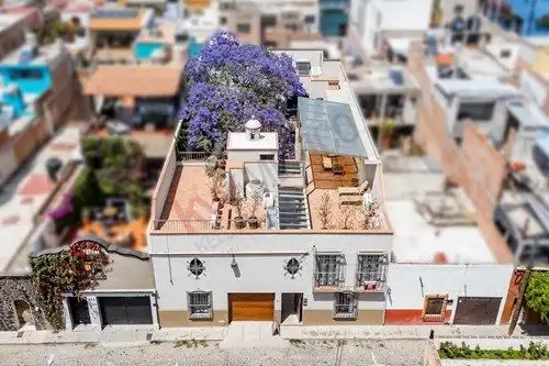 Beautiful rooftop terrace and lush garden in a spacious 5-bedroom house in Colonia Guadalupe. Perfec.