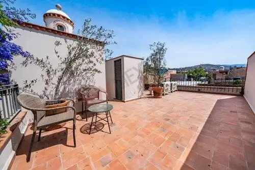 Bright rooftop terrace with seating and city views in Colonia Guadalupe, San Miguel de Allende.