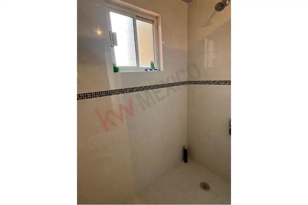 Modern bathroom with small window in San Miguel de Allende Bathroom with frosted window and beige tiles in Guadalupe Mexiquito.