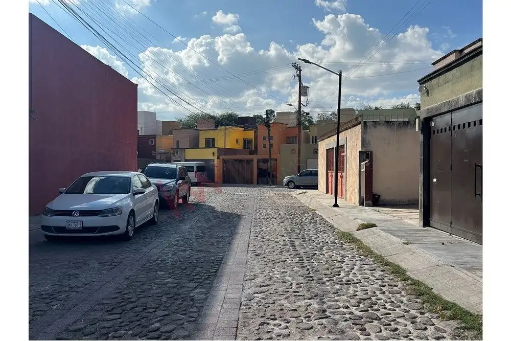 Charming San Miguel de Allende Home Cozy 2-bedroom house in Guadalupe Mexiquito, San Miguel de Allende, with colorful neighborhood views.