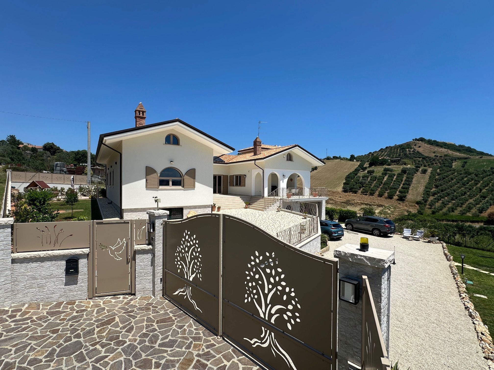 Luxury 5 Bed Villa for Sale in Tortoreto Elegant 5-bedroom villa with modern design in Tortoreto, Italy, offering spacious living and scenic.