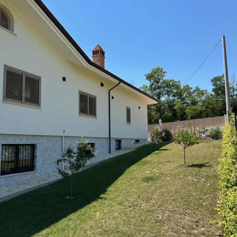 Elegant 5-bedroom villa with spacious garden in Tortoreto, Italy, perfect for luxury living and outd.
