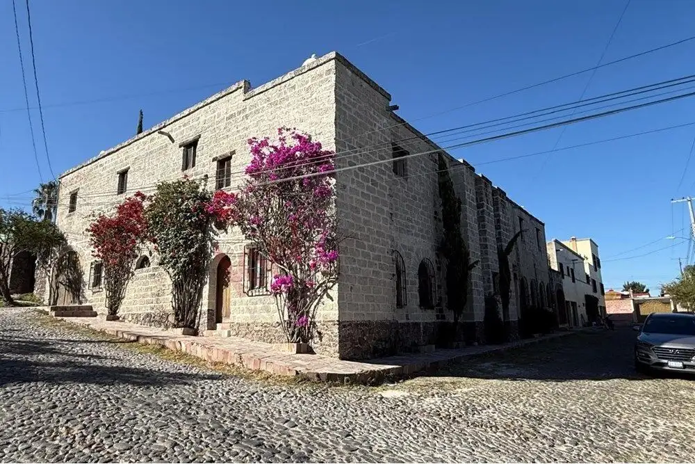 Unit Home in Villa de Los Frailes Unit property with rental income potential in San Miguel de Allende. Perfect investment opportunity.