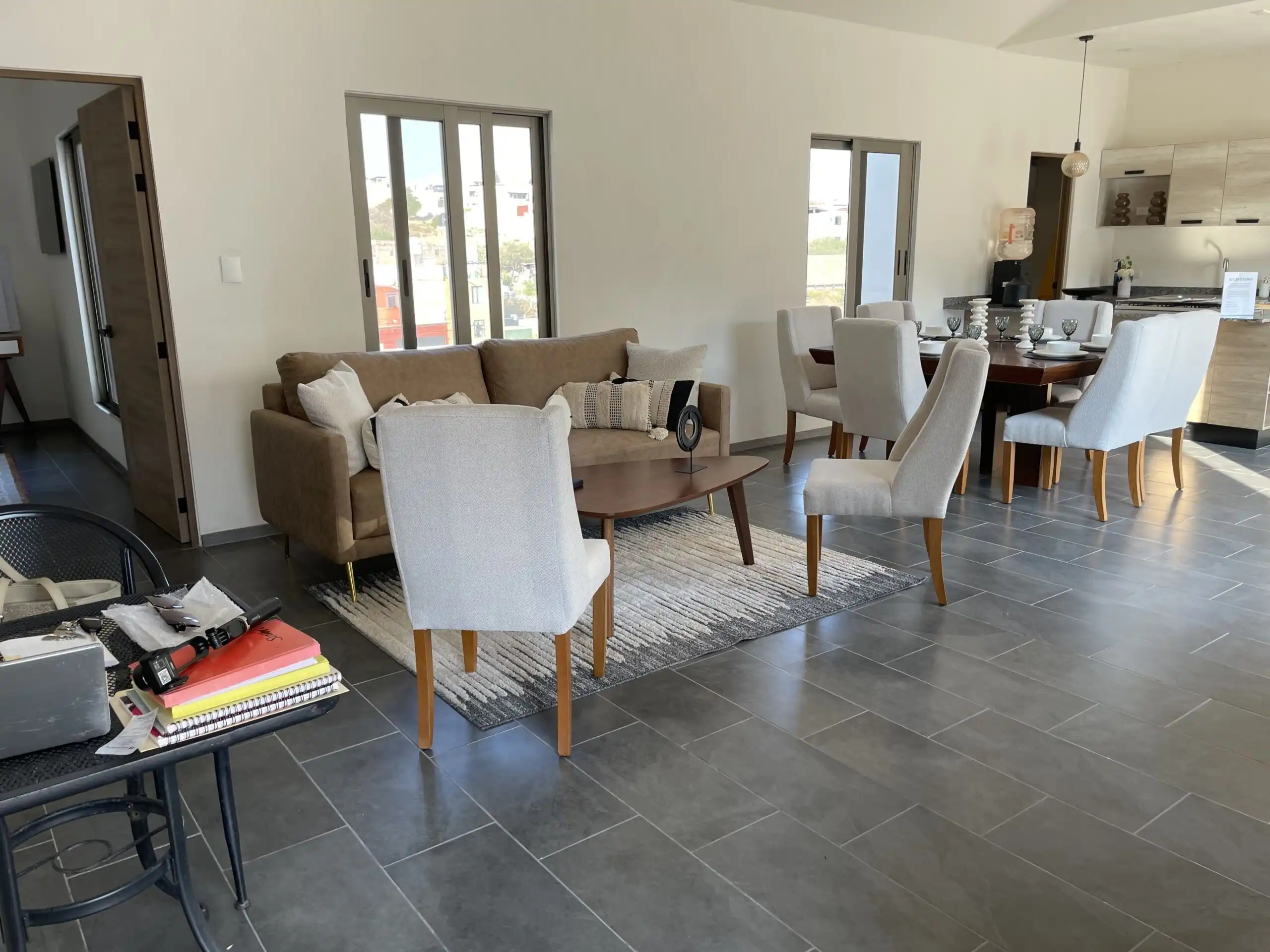 Spacious living room with modern furniture and large windows in Residencial Barroco.