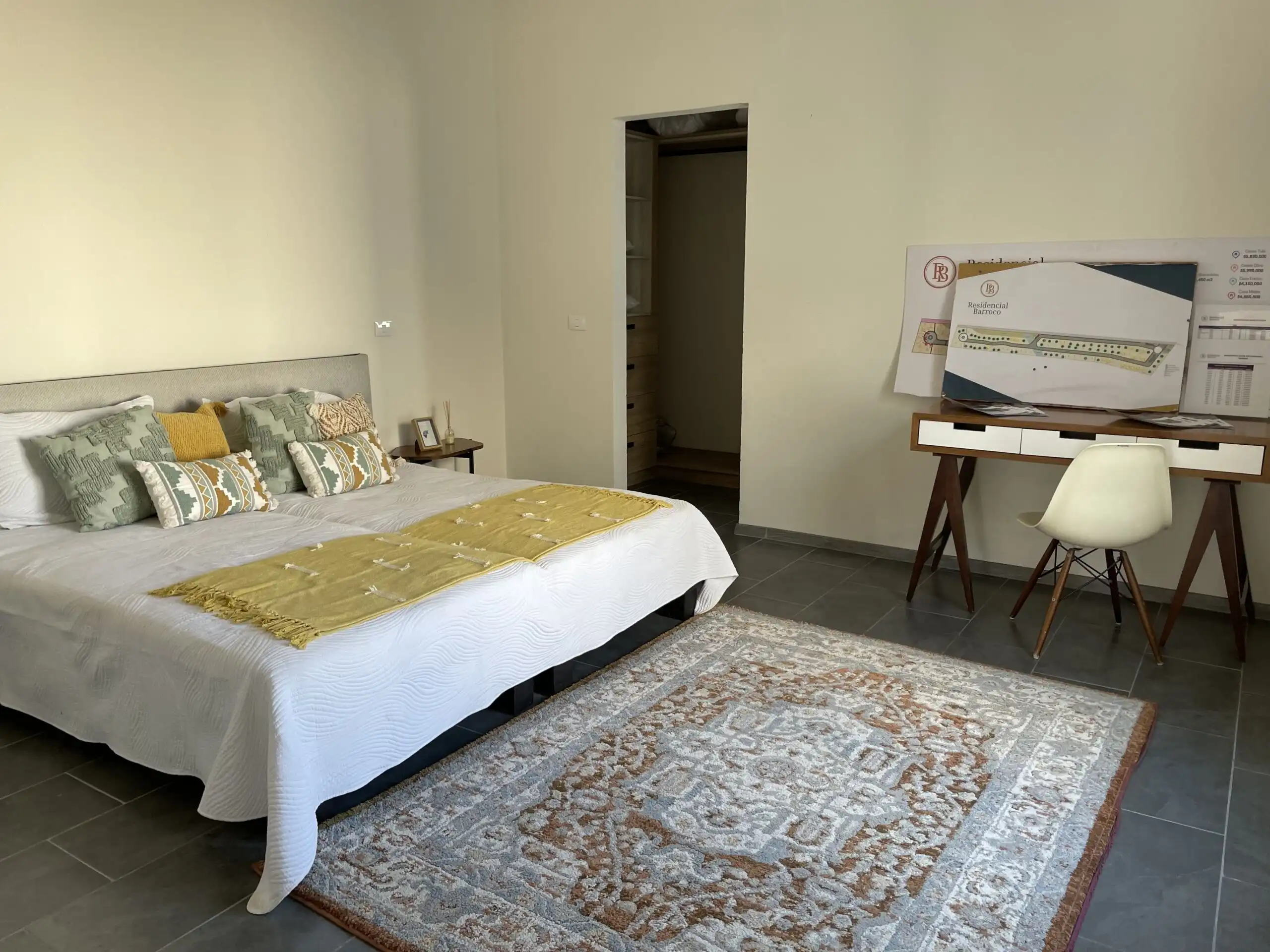Spacious bedroom with modern decor in Residencial Barroco, San Miguel de Allende.