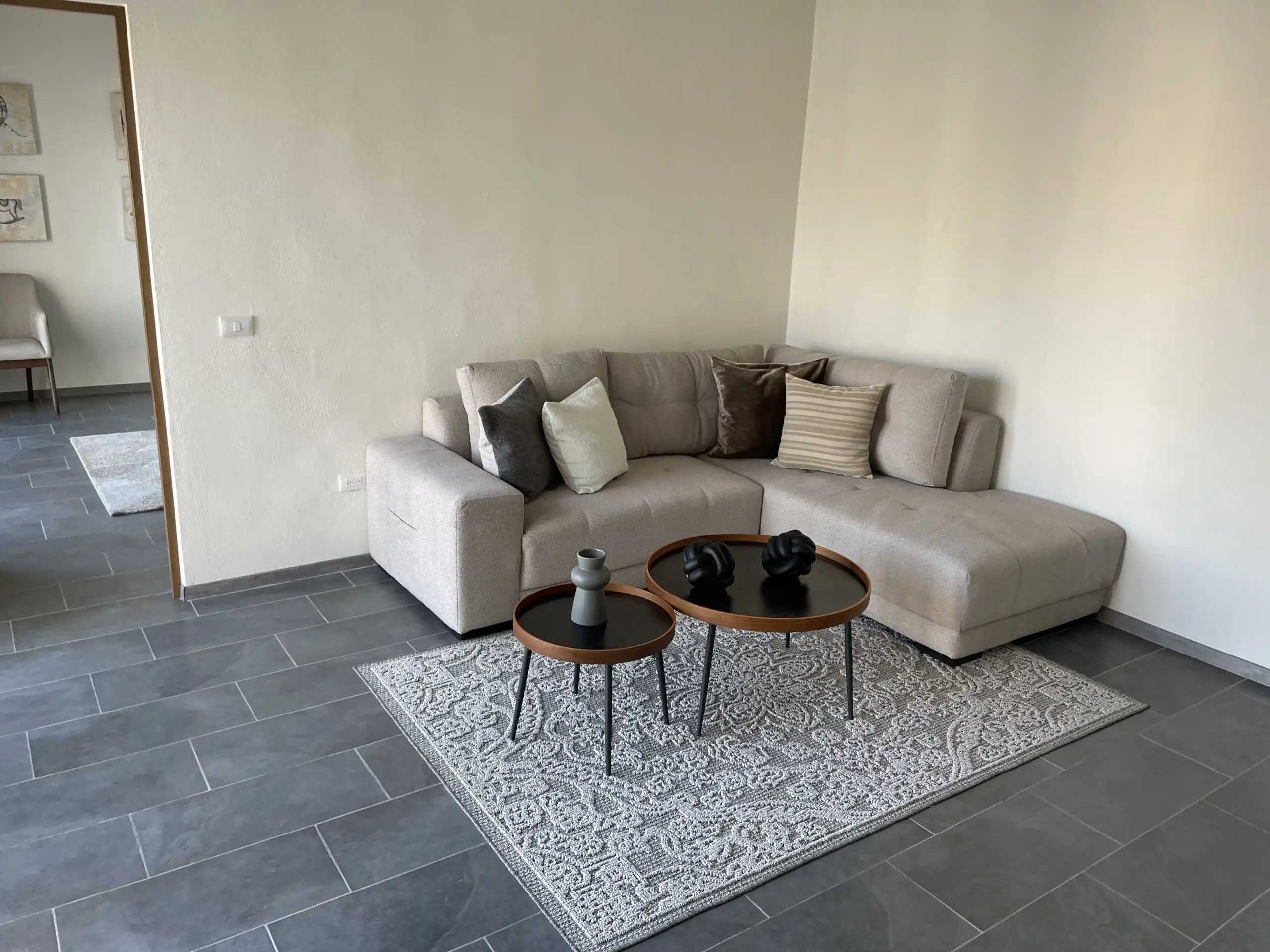 Spacious living room with neutral tones and contemporary decor in Residencial Barroco.