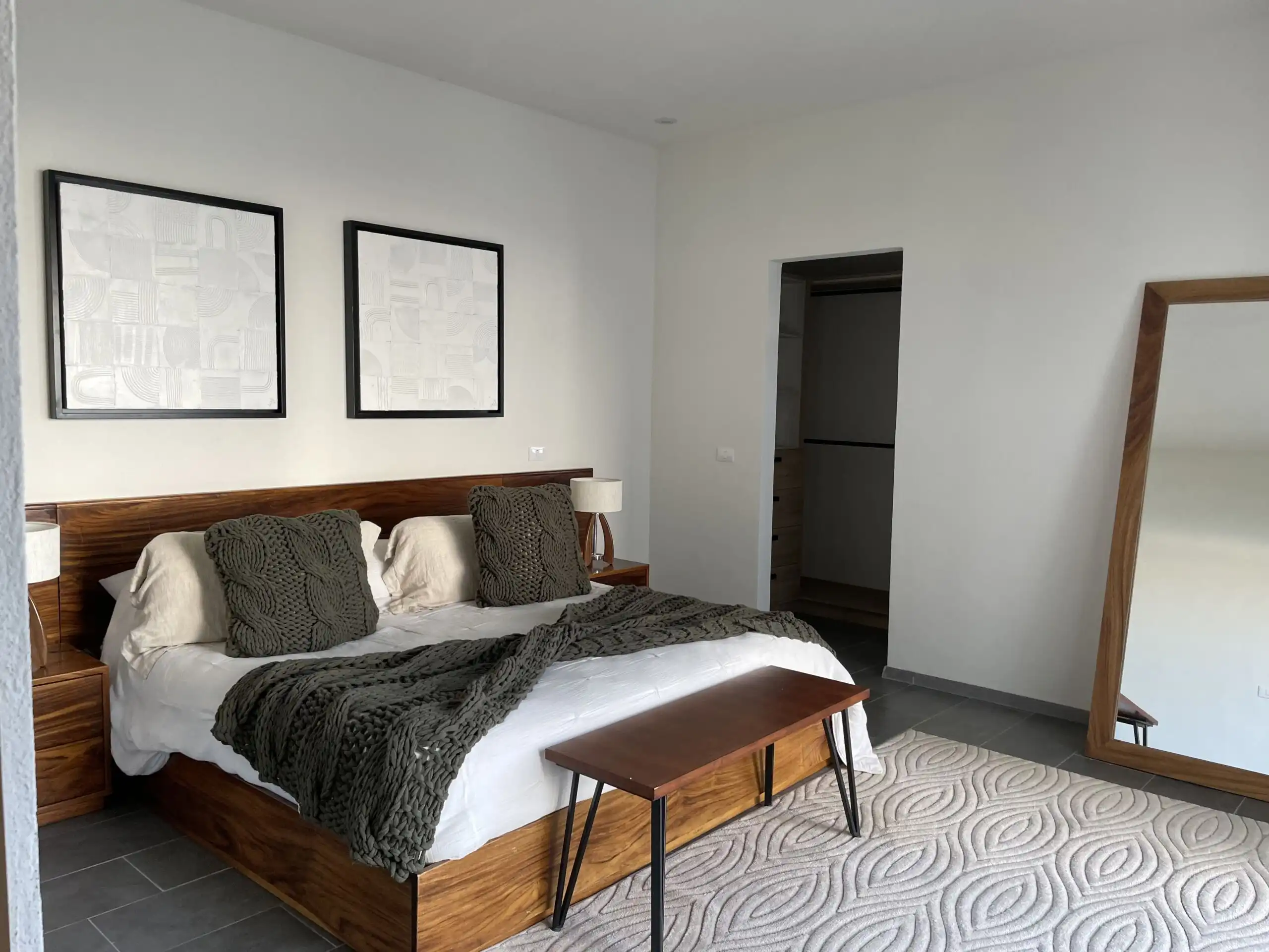 Spacious bedroom with stylish decor and comfortable bedding in Residencial Barroco, San Miguel de Al.