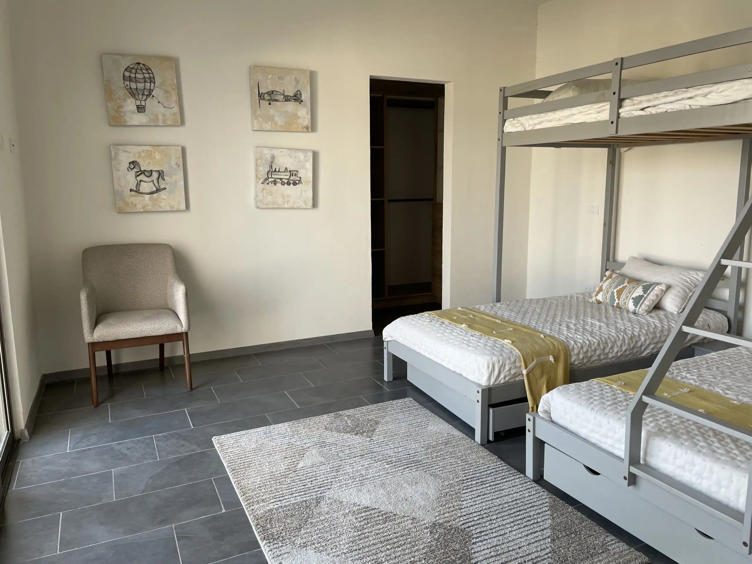 Spacious bedroom with bunk beds and modern decor in Residencial Barroco, San Miguel de Allende.