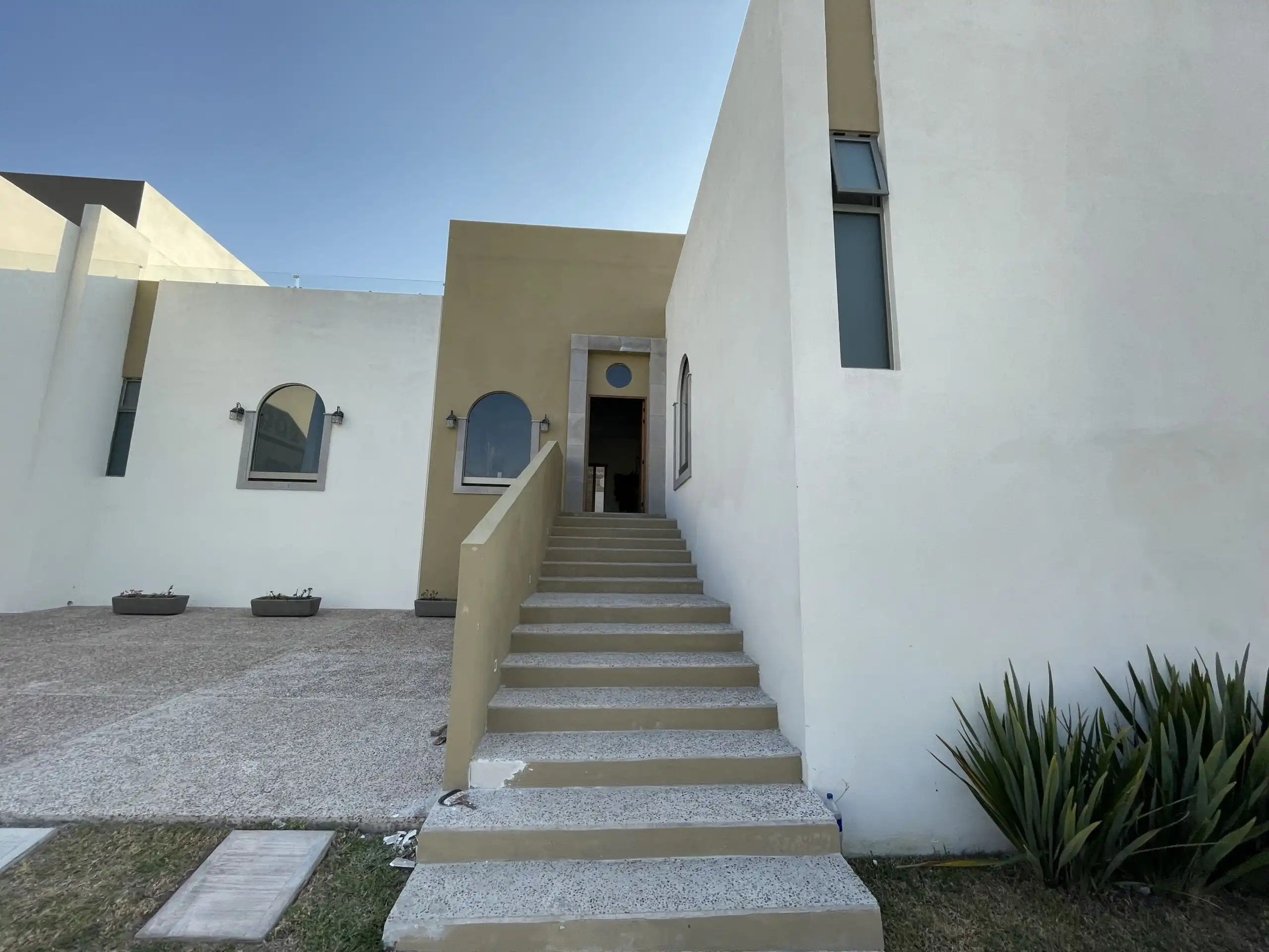 Contemporary single-story 3-bedroom home with white exterior and stairs in Residencial Barroco.