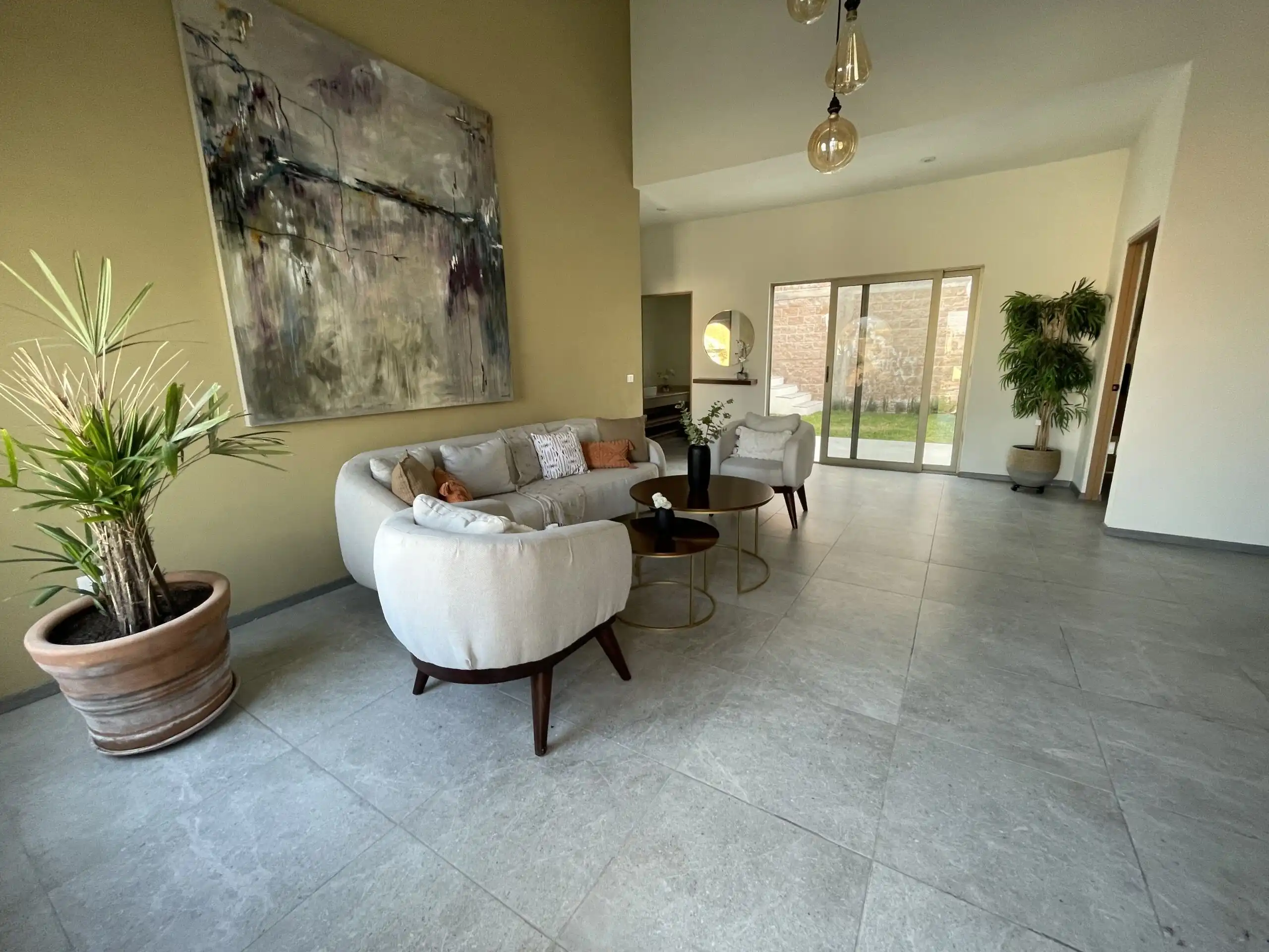 Spacious living room with contemporary furniture and large windows in Residencial Barroco.