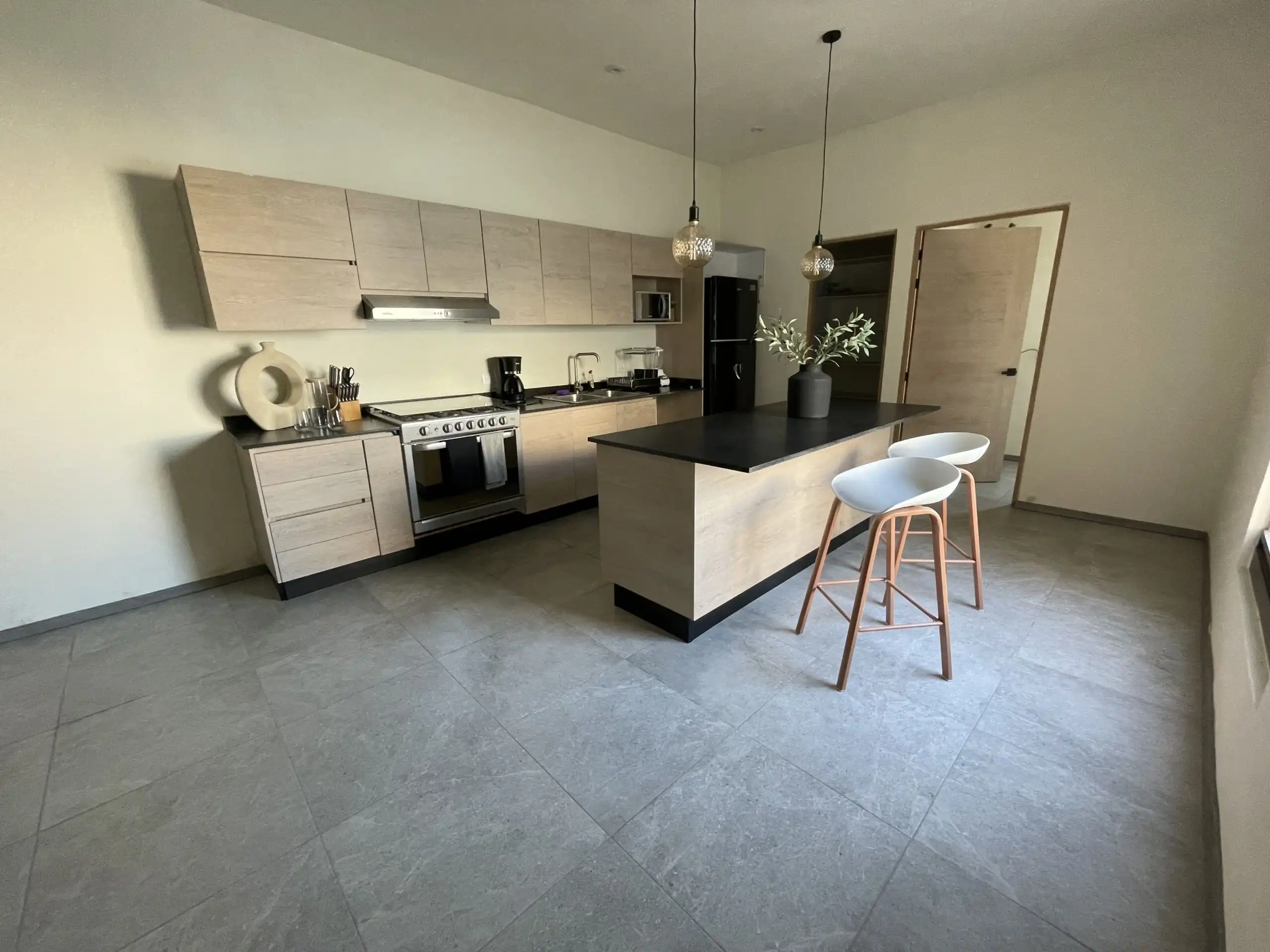 Modern kitchen with minimalist design in Residencial Barroco, featuring sleek cabinetry and contempo.