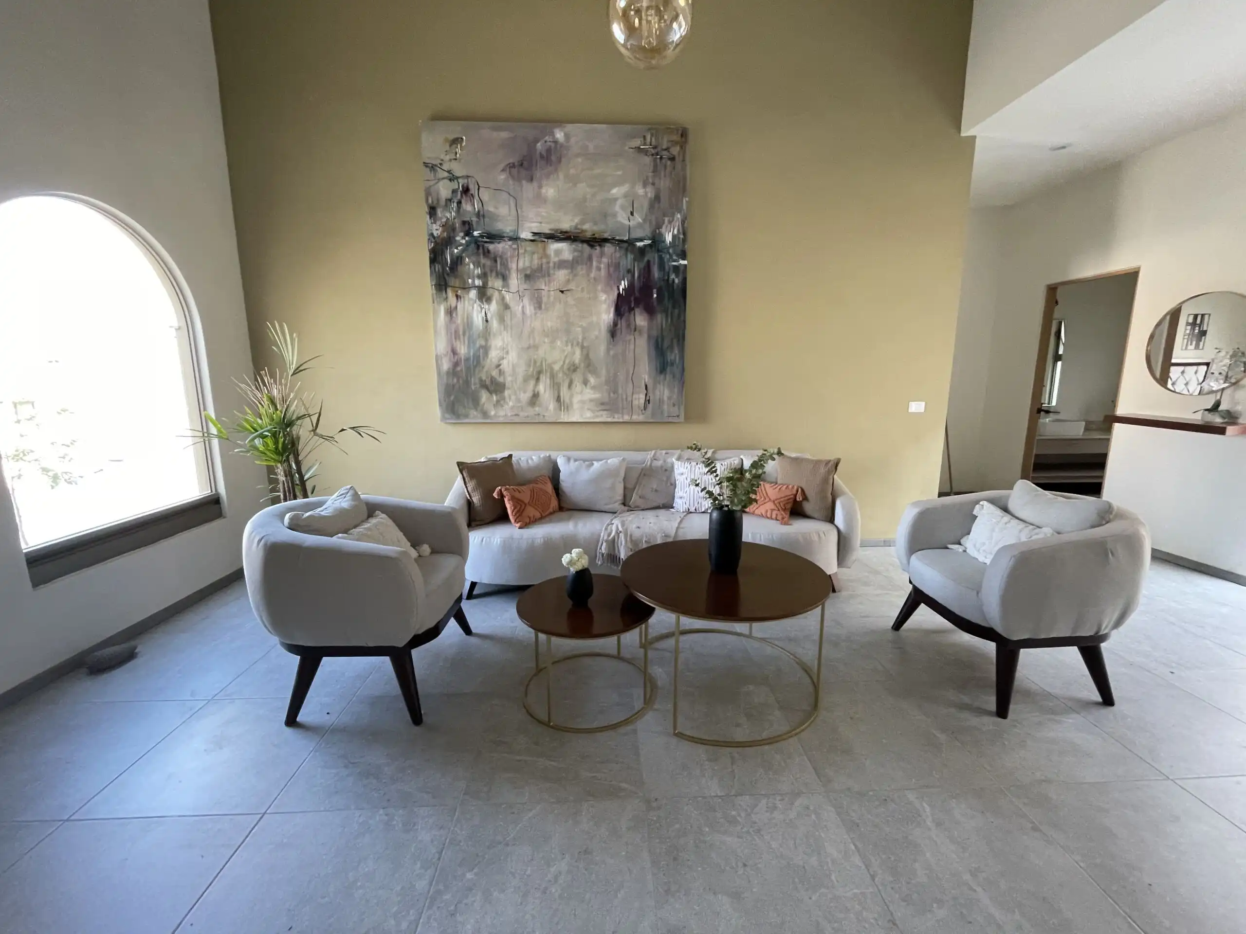 Modern living room with stylish furniture and artwork in Residencial Barroco. Perfect for comfortabl.