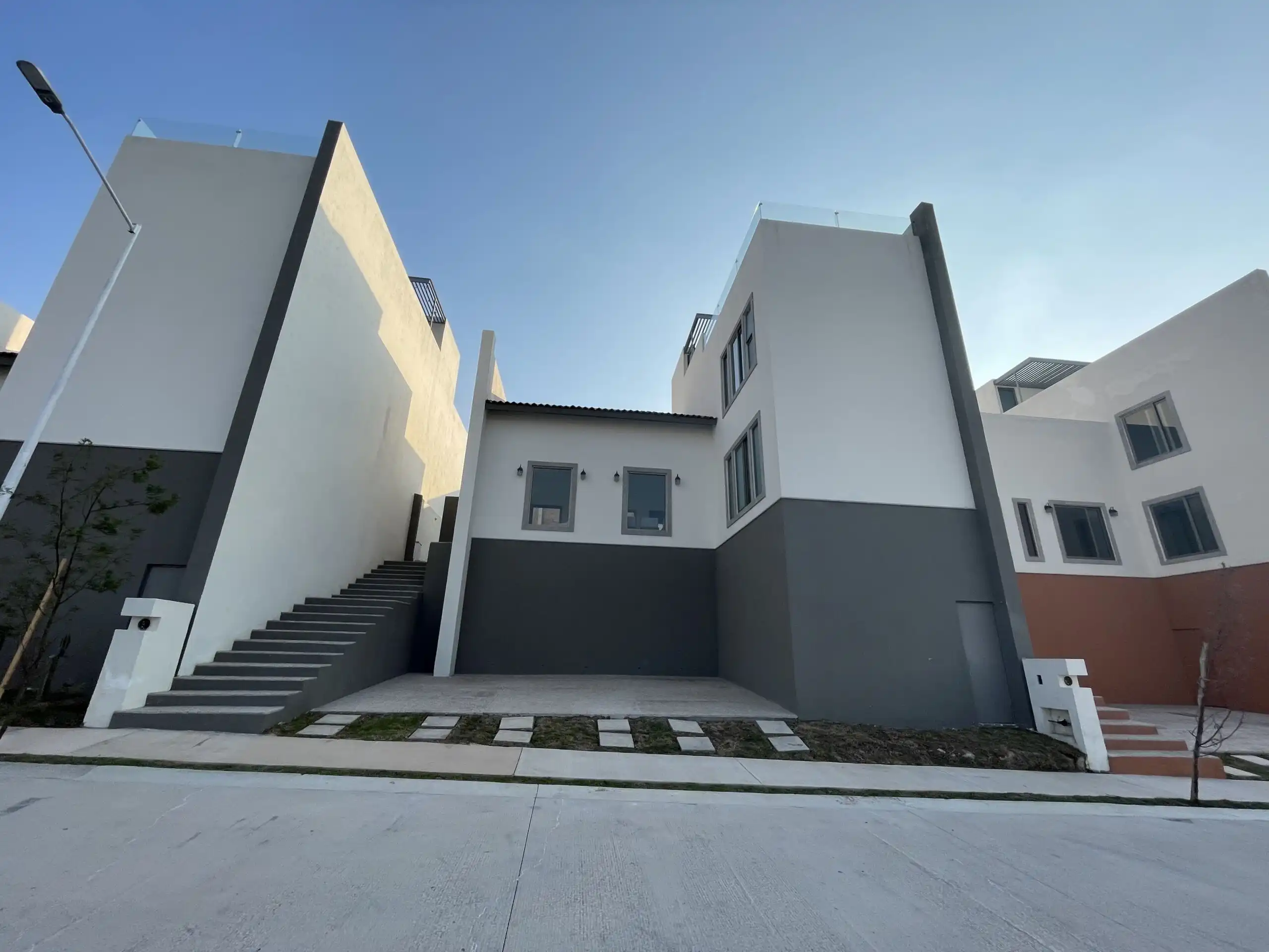 Modern Home in Residencial Barroco, San Miguel de Allende Modern home with sleek white and gray exterior in Residencial Barroco, San Miguel de Allende.
