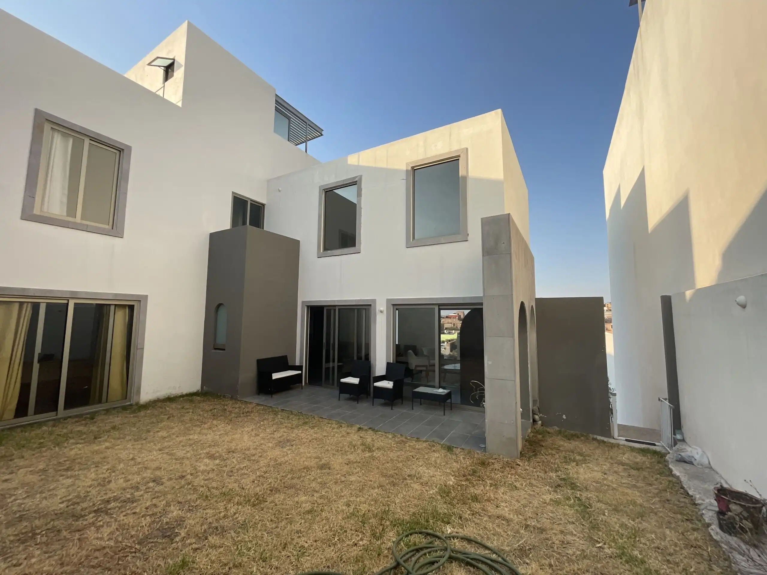 Modern Home in Residencial Barroco, San Miguel de Allende Modern home tour in Residencial Barroco, San Miguel de Allende, showcasing contemporary architecture.