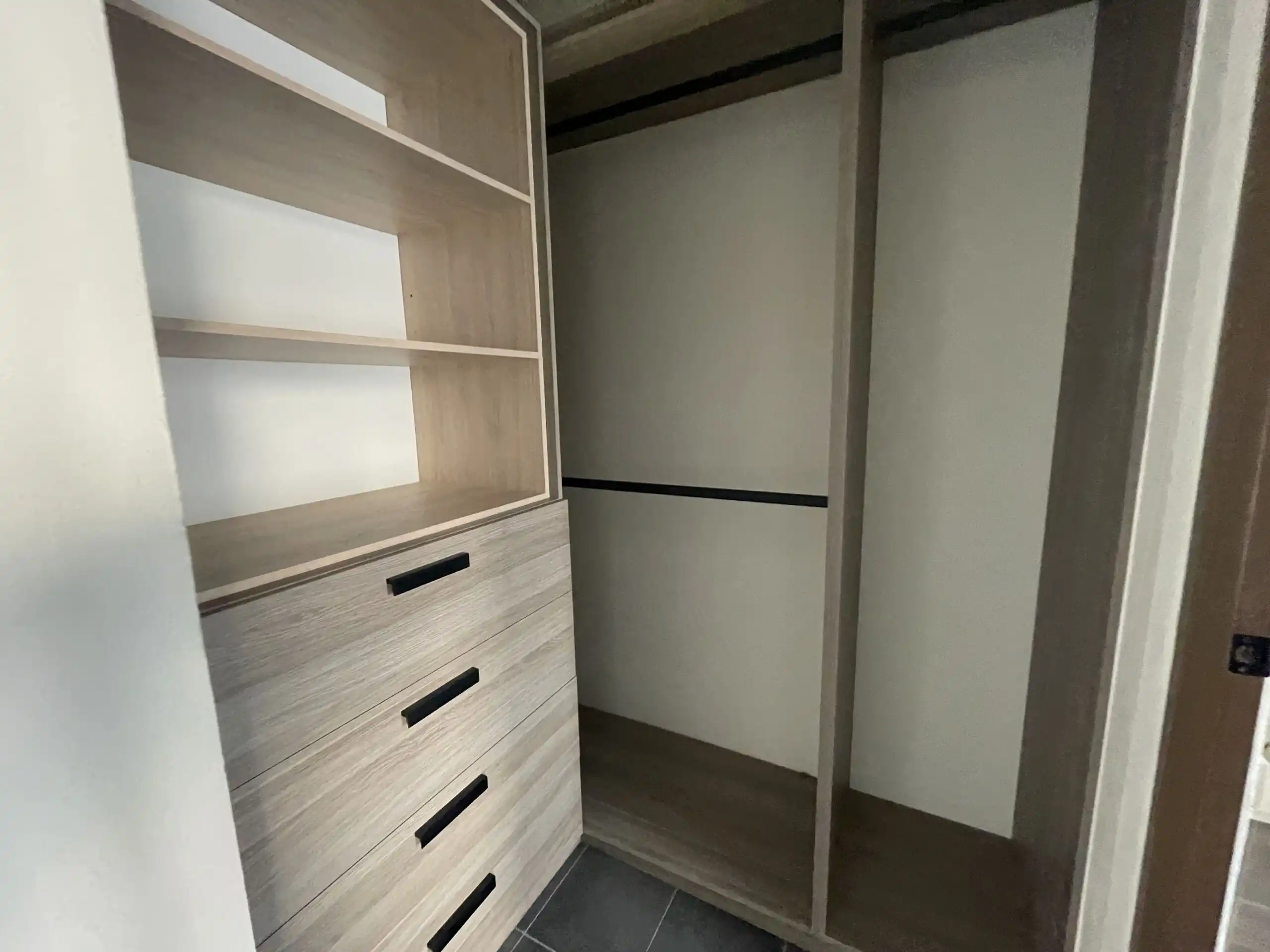 Modern Home Closet in Residencial Barroco Modern closet with shelves and drawers in Residencial Barroco, San Miguel de Allende.