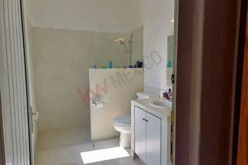 Bright bathroom with modern fixtures in a fully furnished loft in La Lejona, San Miguel de Allende.