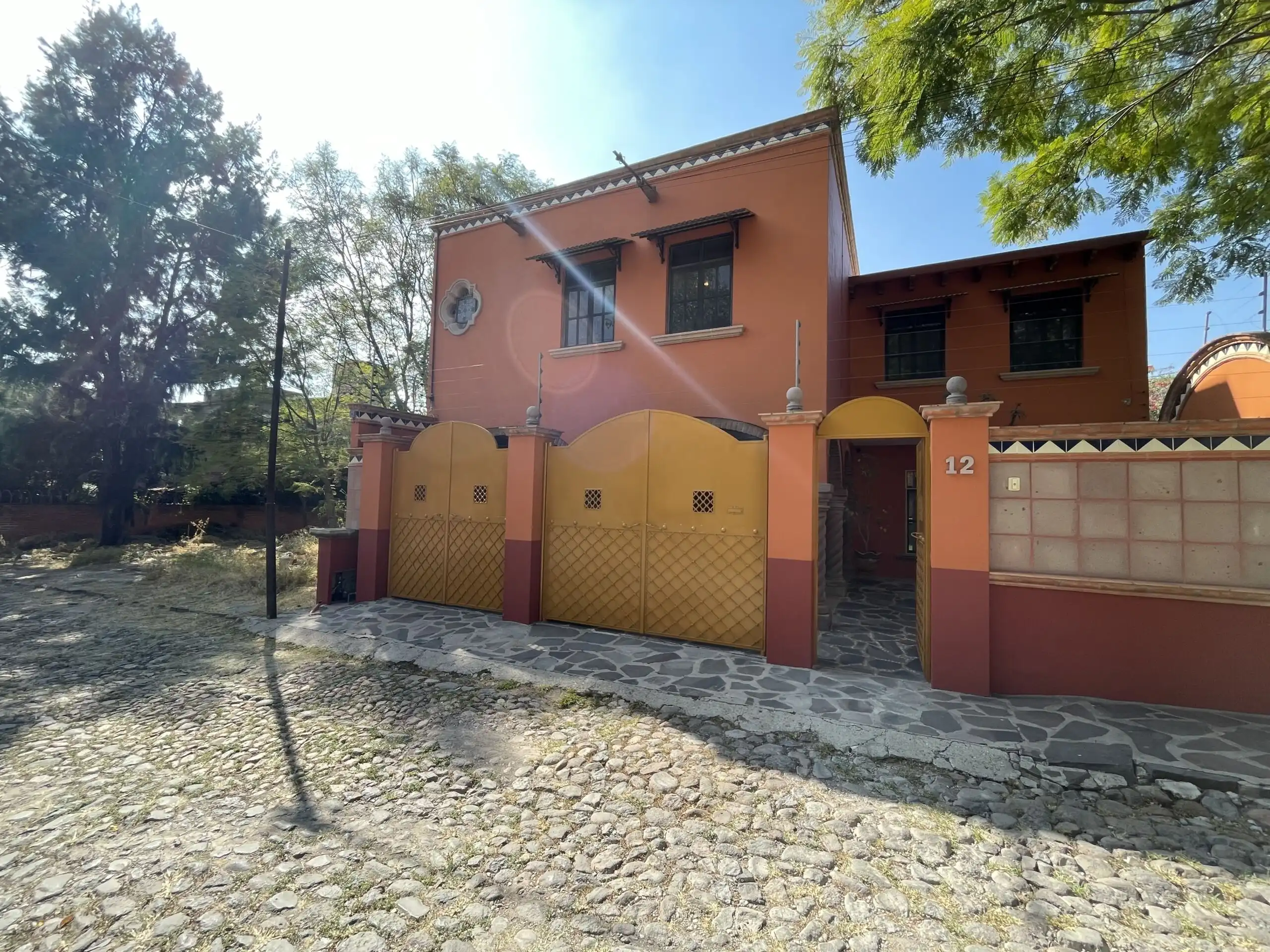 Beautiful Los Frailes 3-bedroom home with garden, fireplace, and rooftop terrace in a peaceful neigh.