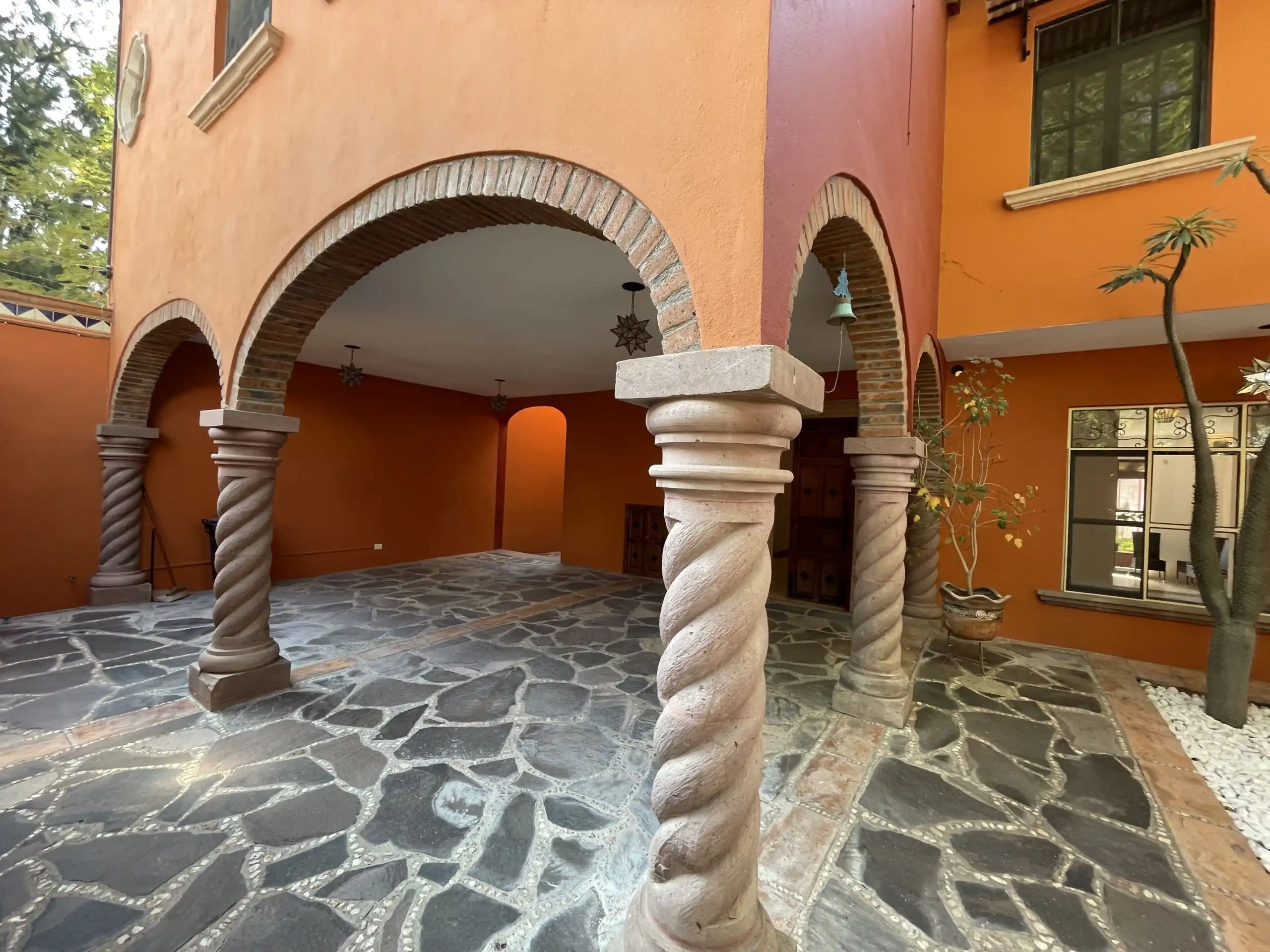Charming 3-bedroom home in Los Frailes featuring a cozy fireplace, lush garden, and spacious rooftop.