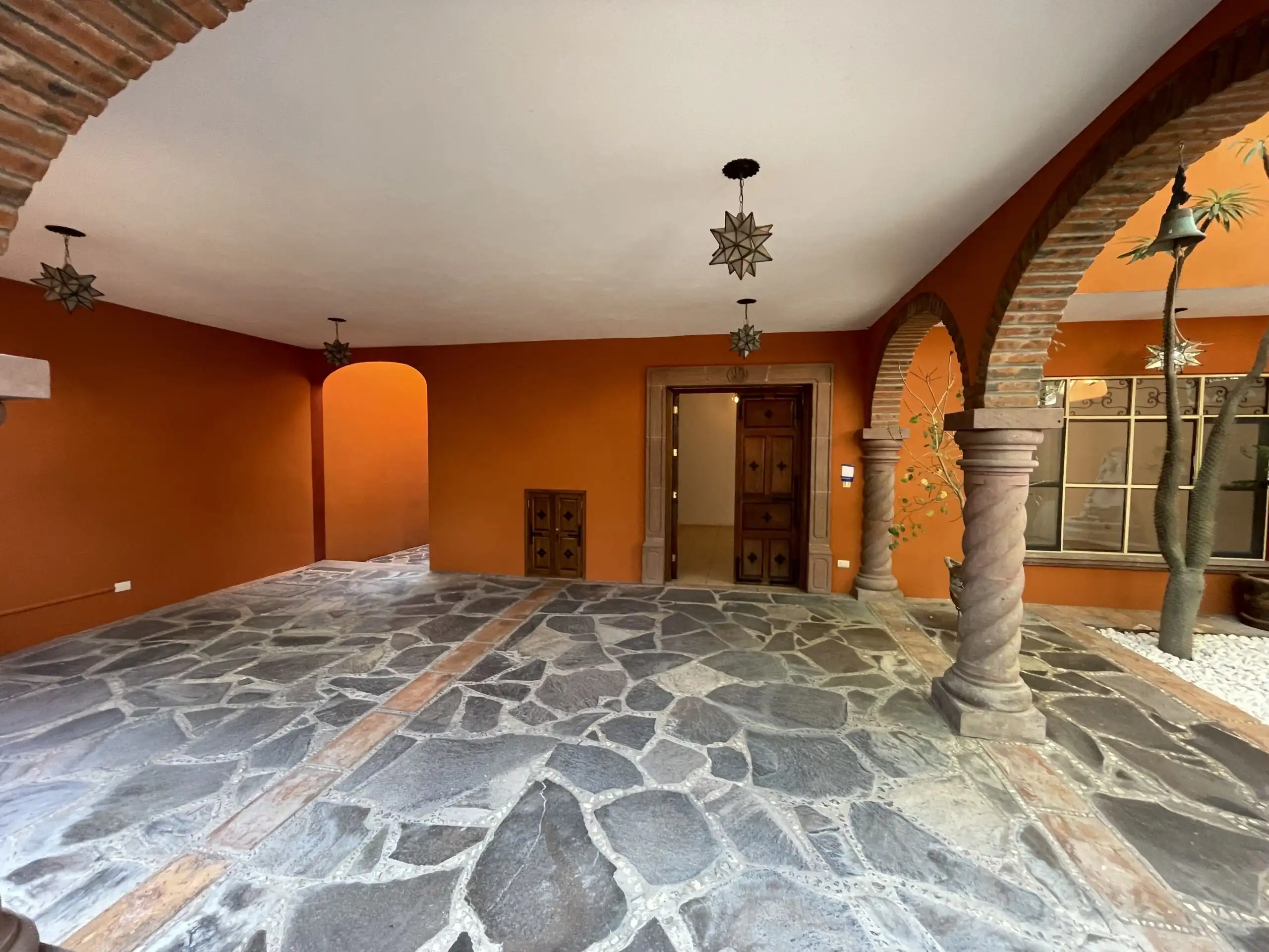 Spacious living area with fireplace, garden, and rooftop in Los Frailes. Perfect for comfortable liv.