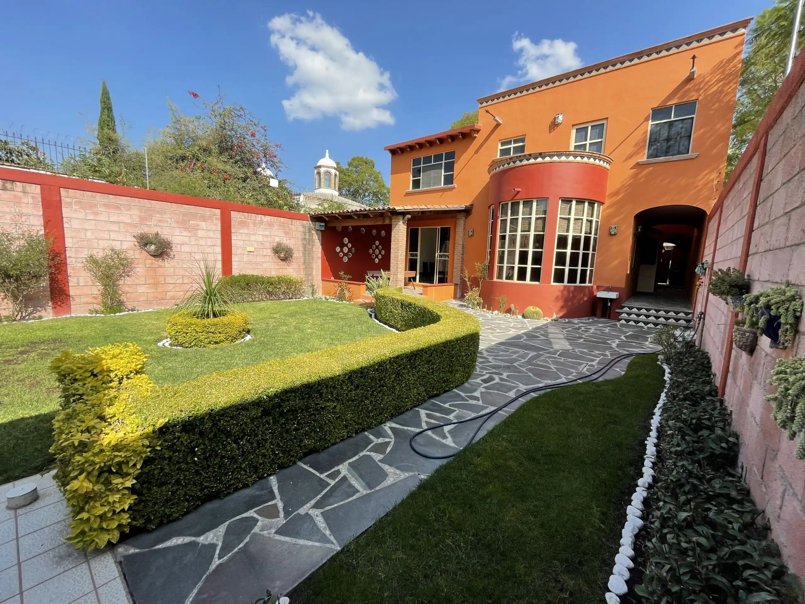 Beautiful 3-bedroom home in Los Frailes with a fireplace, lush garden, and rooftop terrace. Perfect.