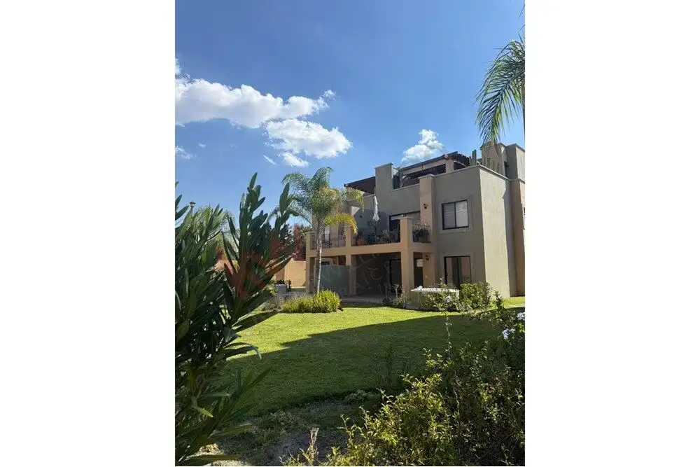 Modern ground-floor apartment with garden in Arcos de San Miguel, Mexico.