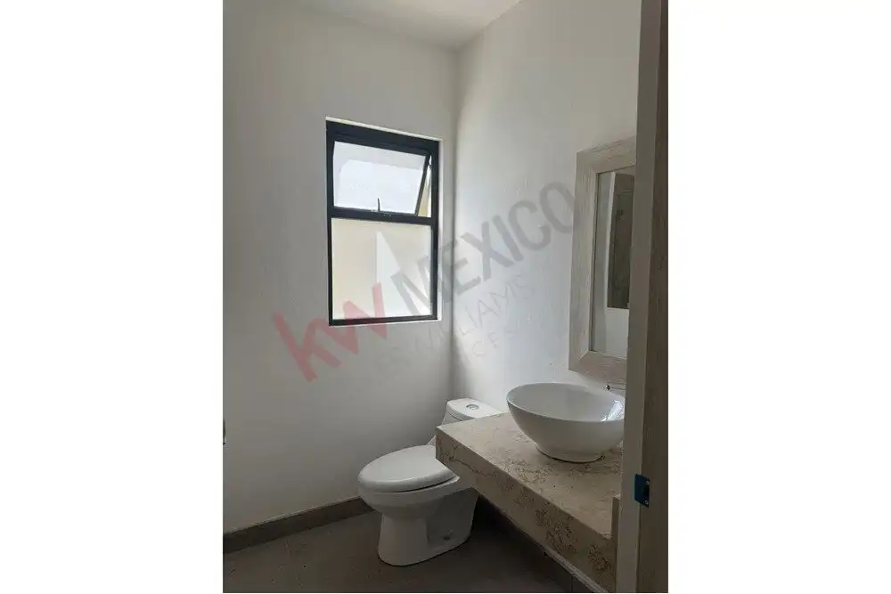 Bathroom of a modern ground-floor apartment in Arcos de San Miguel.