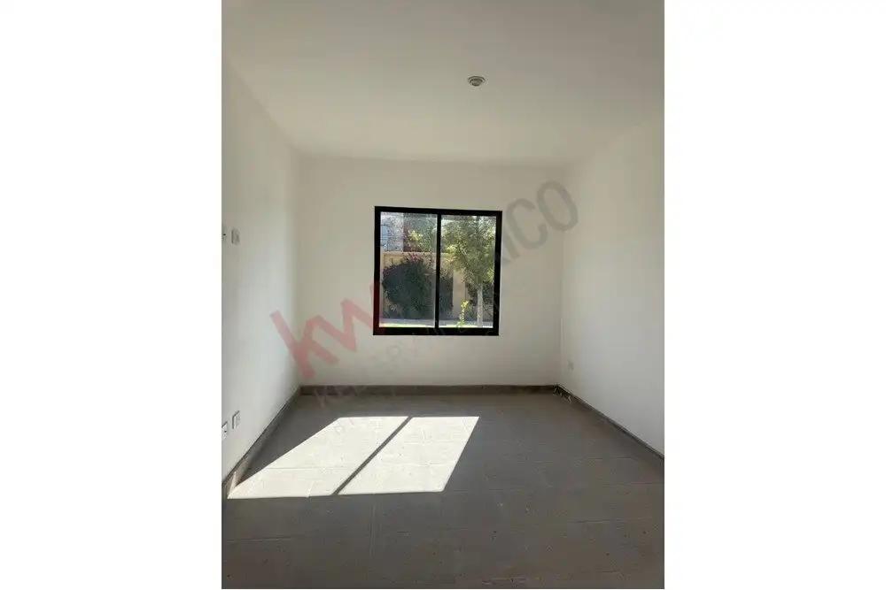 Empty ground-floor apartment with window and sunlight in Arcos de San Miguel.