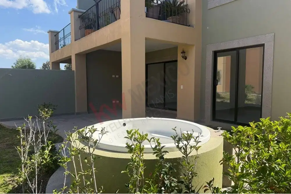Floor apartment with private outdoor space in Arcos de San Miguel. Features 2 bedrooms, modern desig.