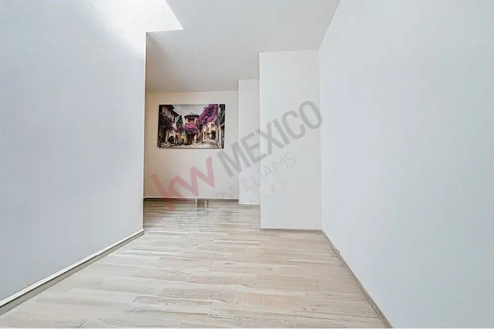 Bright, minimalist room with white walls and wooden flooring in San Miguel de Allende.