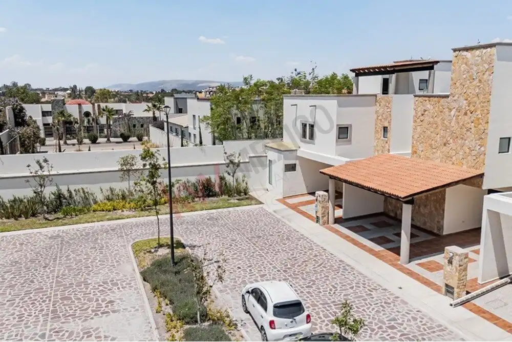 Spacious 4-bedroom house with contemporary design in San Miguel de Allende, featuring a private driv.