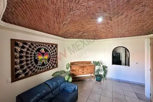 Elegant villa with a separate apartment in Rancho Los Labradores, San Miguel de Allende, offering co.