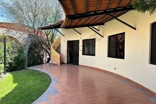 Spacious villa with separate apartment for sale in Rancho Los Labradores, San Miguel de Allende. Ide.