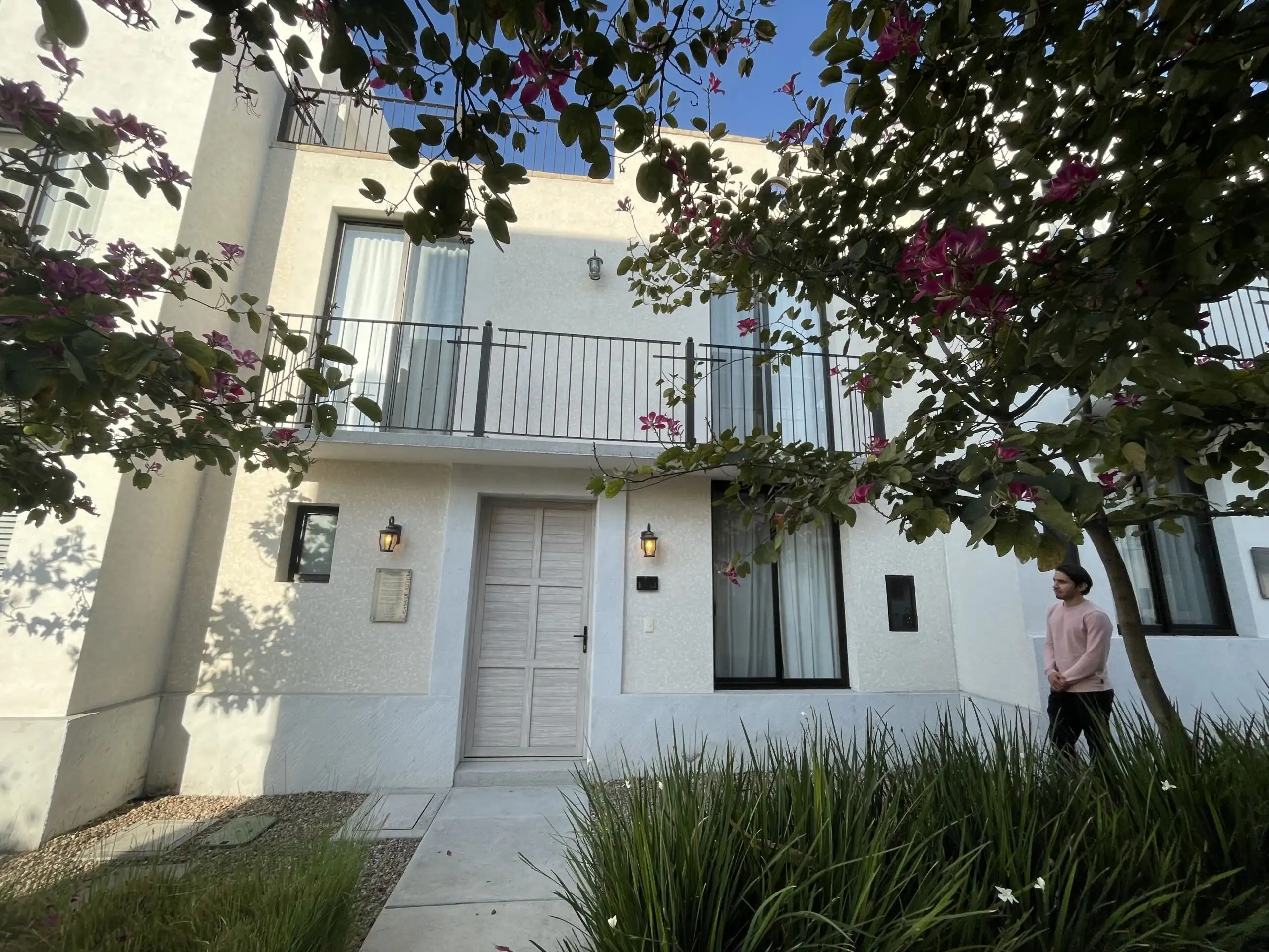 Modern house with a balcony and garden in La Luminaria, San Miguel de Allende.