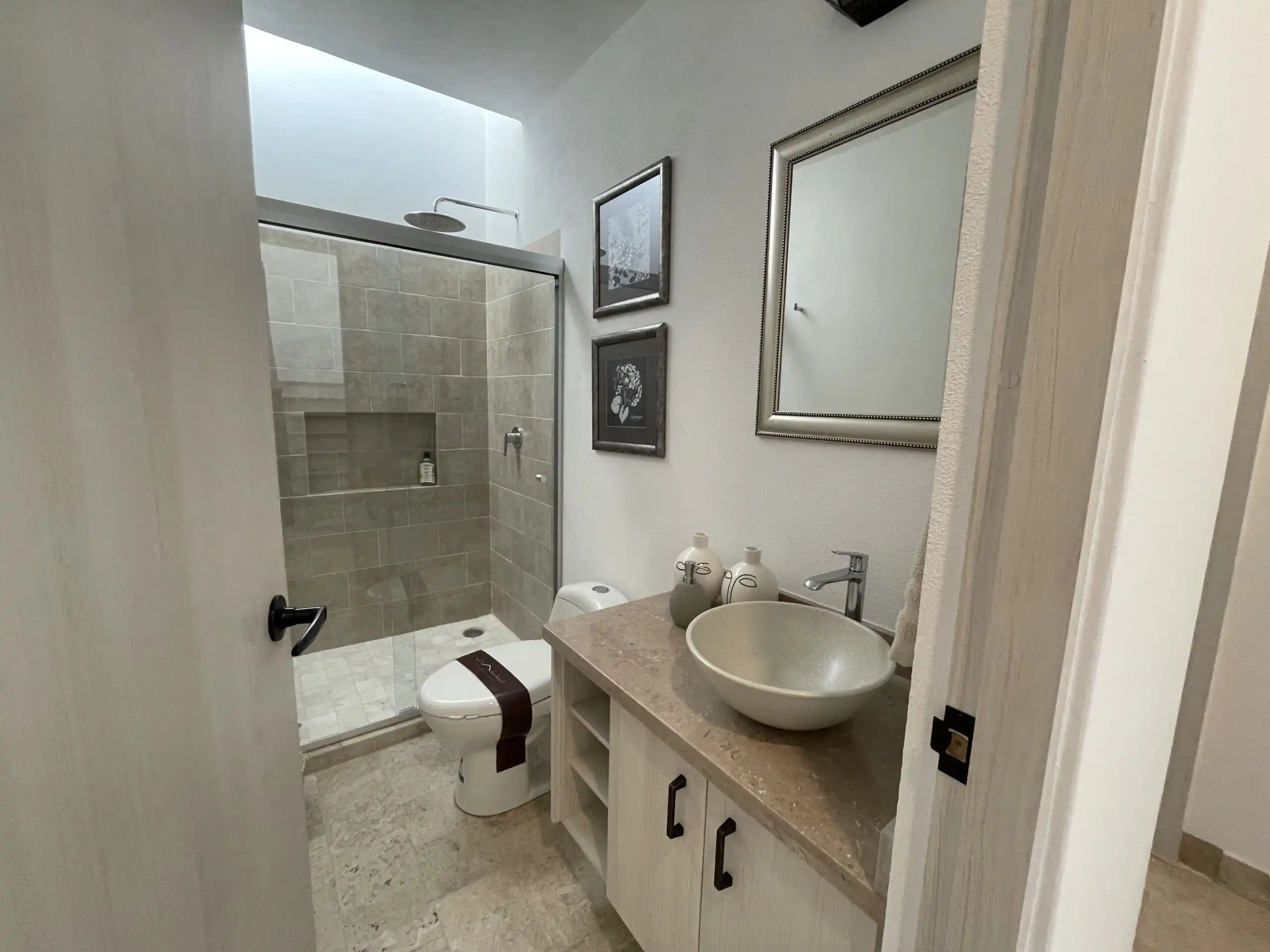 Bathroom with walk-in shower, modern fixtures, and neutral decor in Casa Santa Elena, La Luminaria.