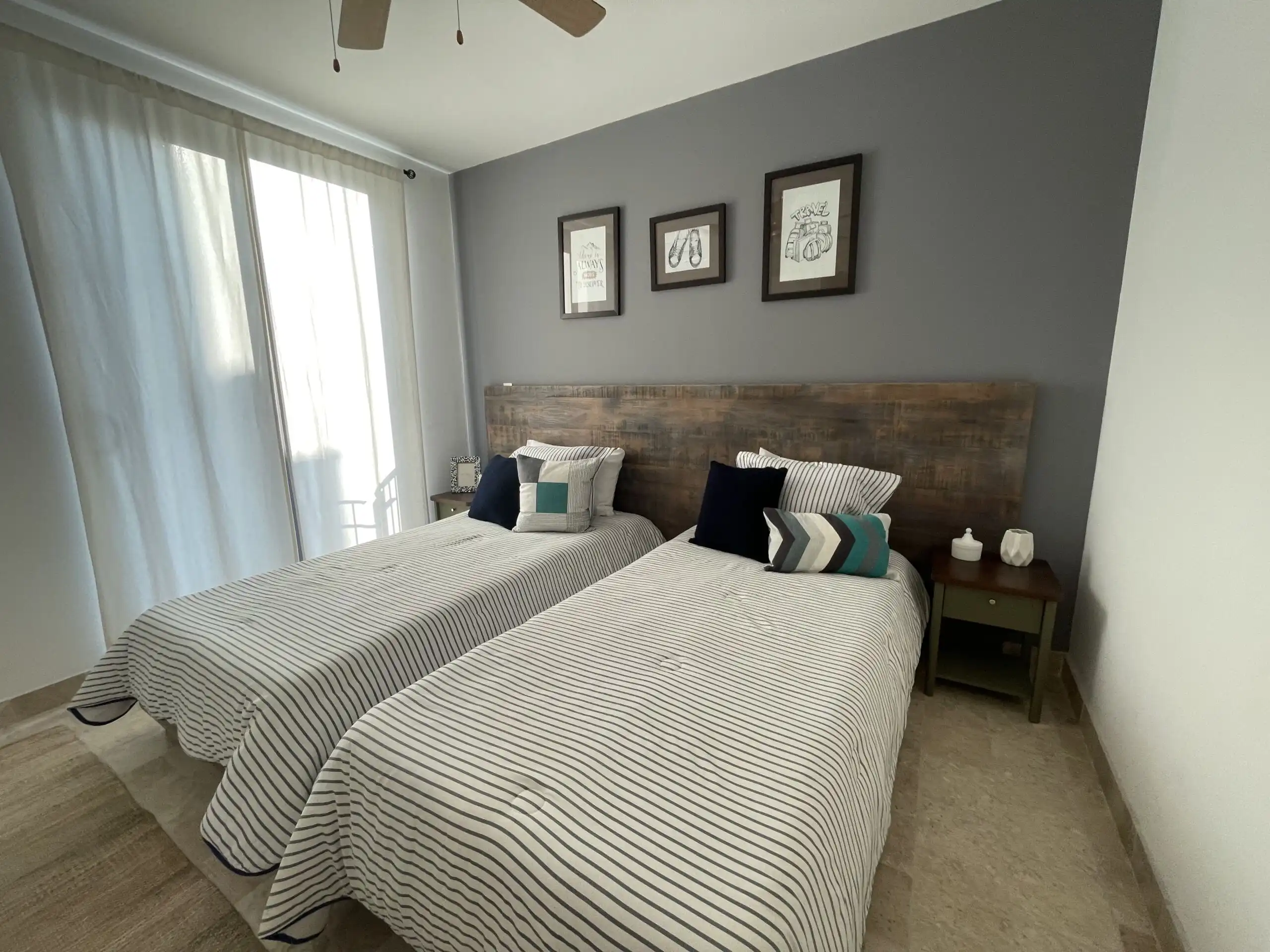 Cozy bedroom featuring twin beds, contemporary decor, and natural light in Casa Santa Elena.