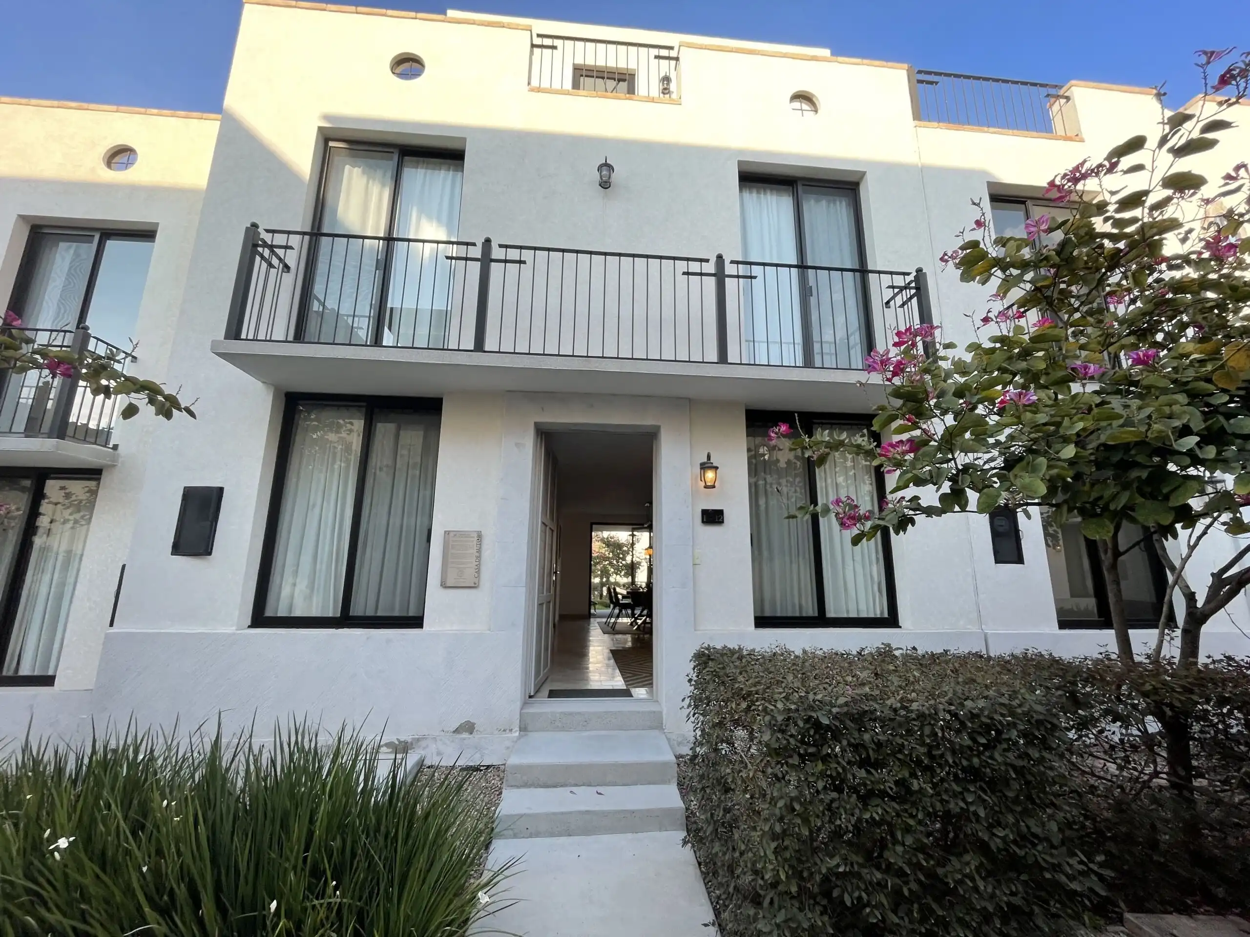 Luxury Home in La Luminaria with Balcony Views Modern white house with balcony and garden in San Miguel de Allende.