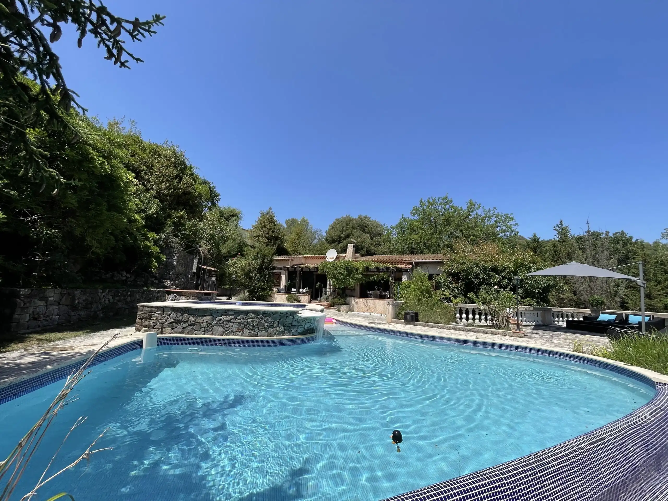 Beautiful renovated family villa featuring a private pool, lush gardens, and a guest suite in Biot,.